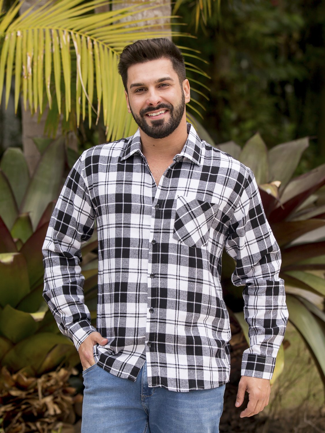 Preto E Branco De Homem Com Camisa Branca E Casaco De Camas Nos