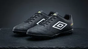 Chuteira Society Striker Umbro Preto e Branco