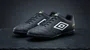 Chuteira Society Striker Umbro Preto e Branco